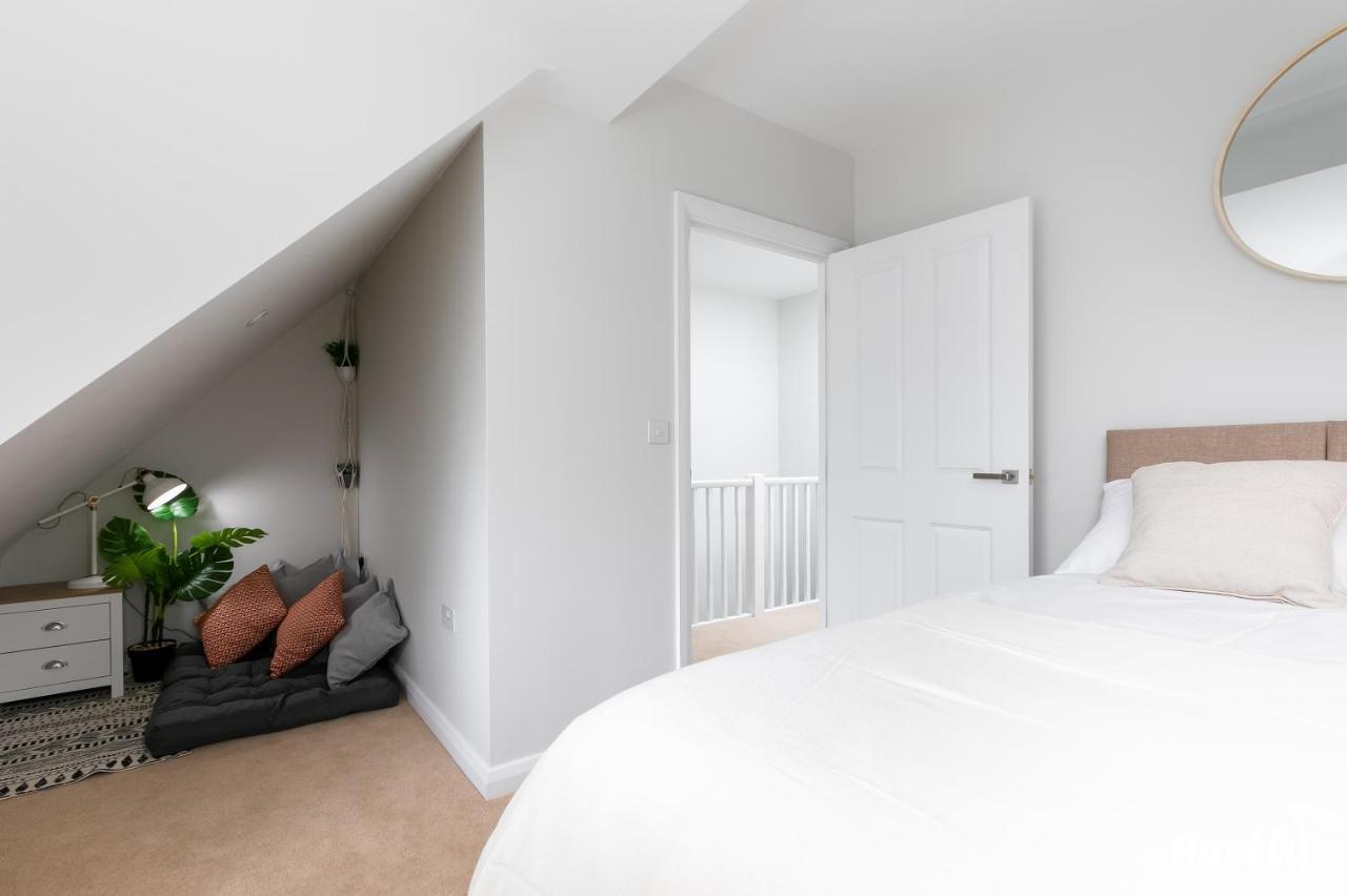 Turtle And Rabbit - Comfortable And Spacious Houses Slough Extérieur photo