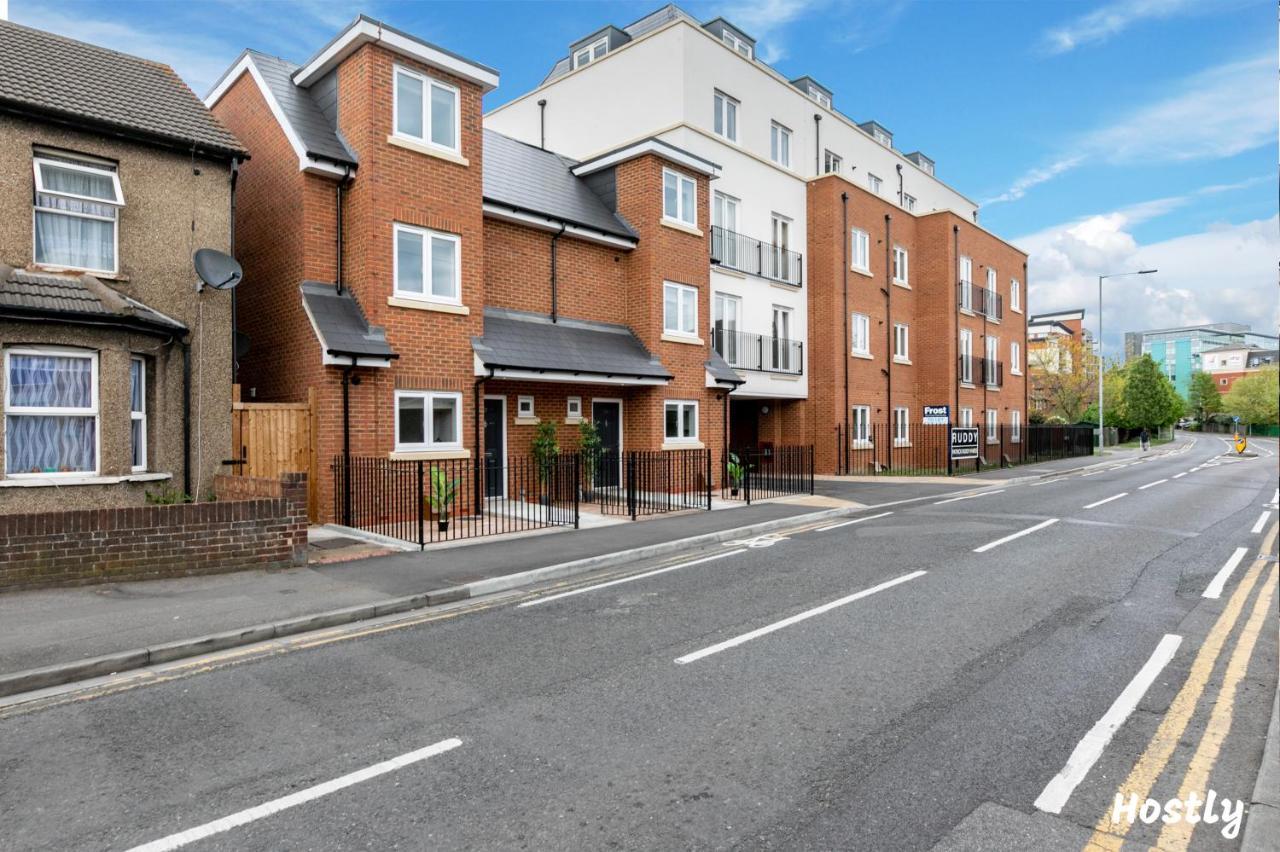 Turtle And Rabbit - Comfortable And Spacious Houses Slough Extérieur photo