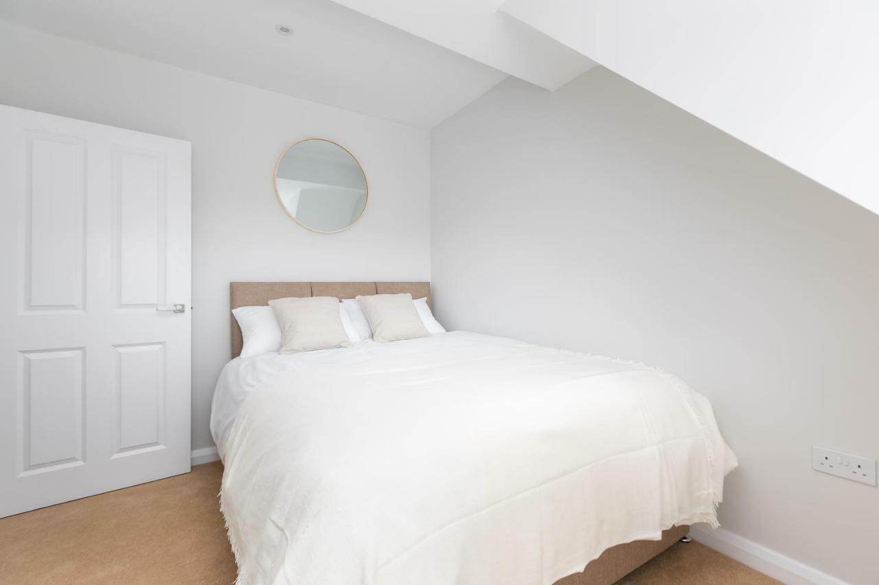 Turtle And Rabbit - Comfortable And Spacious Houses Slough Extérieur photo